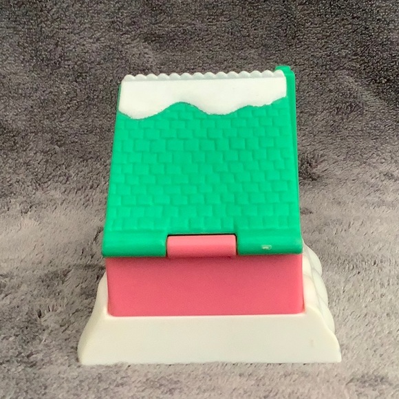 Vintage 1995 Polly Pocket Christmas Cottage Green House with Snow - Picture 10 of 12